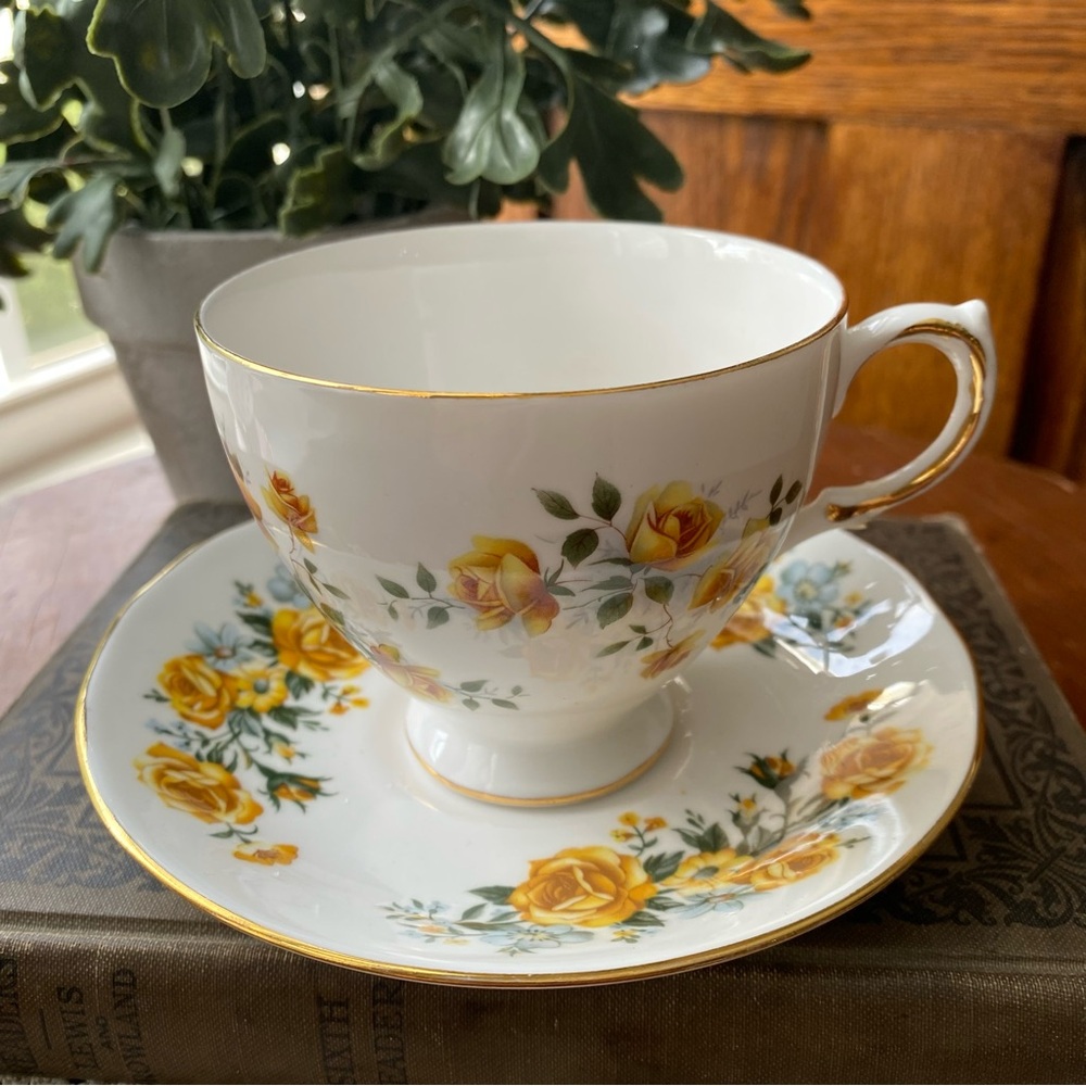 Royal Vale Fine Bone English China Elegant Floral Teacup and Saucer Set